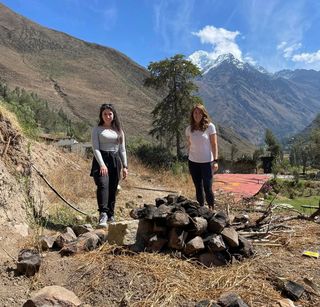 Horno de piedras para la pachamanca con los nevados al fondo