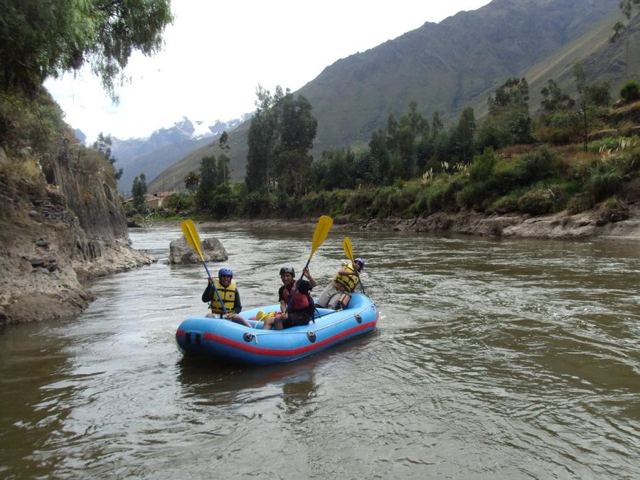 Sota Adventure raft paddling the Urubamba between Sacred Valley mountains